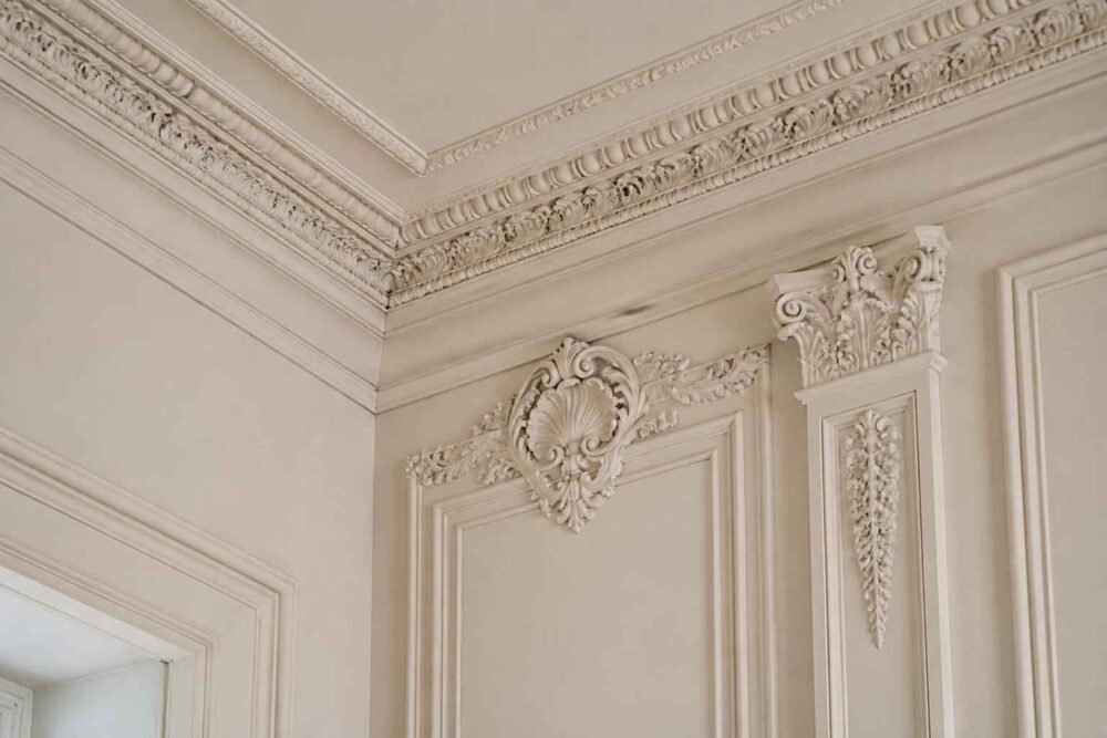Ozdobne sztukaterie, ornamenty i dekoracyjne pilastry na ścianach eleganckiego wnętrza